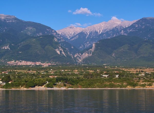 η-παραλια-της-λεπτοκαρυάς-και-στο-βάθος-ο-όλυμπος-600x441