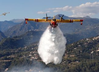 Φωτιά: Στην «μάχη» με τις φλόγες οι ήρωες πιλότοι των Canadair με επικίνδυνες ρίψεις