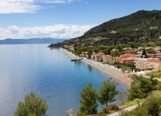 Ήλια: Ένα ήσυχο ψαροχώρι στον Βόρειο Ευβοϊκό, με ιαματική πηγή που εκβάλλει στη θάλασσα