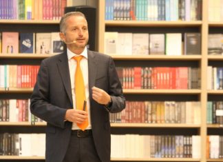 Public: Ψάχνει για νέα καταστήματα και βλέπει κέρδη στις υπηρεσίες