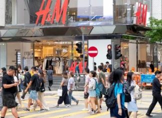 «Βυθίζεται» η H&M μετά τα απογοητευτικά αποτελέσματα του β’ τριμήνου – Πάνω από 14% η πτώση της μετοχής
