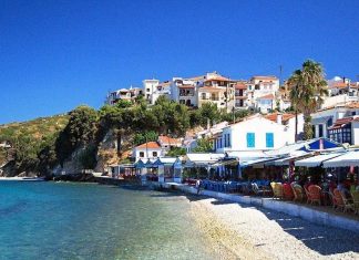 Bloomberg: Οι Τούρκοι συρρέουν στην Ελλάδα λόγω των καλύτερων τιμών