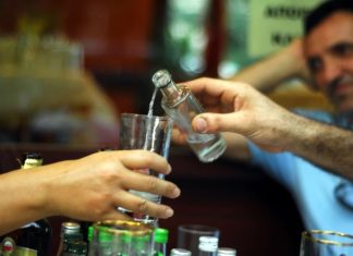 Το τσίπουρο σε… άνοδο αλλά το «ηγεμονικό» ποτό της ελληνικής παραγωγής είναι άλλο
