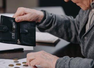 Έρχονται συντάξεις φτώχειας για 9 στους 10 επαγγελματίες λόγω χαμηλών εισφορών