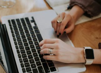 Ποιοι θα πάρουν τα vouchers για να αγοράσουν laptops και tablets.
