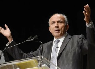 Ο Ινδός μεγιστάνας που ξεκίνησε με… 8 δολάρια και σήμερα ελέγχει τη μεγαλύτερη τράπεζα της Ελλάδας
