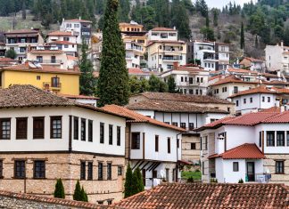 Περπατώντας στα στενά του Ντολτσό στην Καστοριά