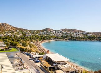 Το «απόλυτο κτίριο στη Βουλιαγμένη» πωλείται σε τιμή πάνω από 15.000 ευρώ το τετραγωνικό (pics)