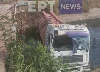 Σέρρες: Βυτιοφόρο ανετράπη και έπεσε σε κανάλι στην Εθνική Οδό – Πυροσβέστες απεγκλώβισαν τον οδηγό