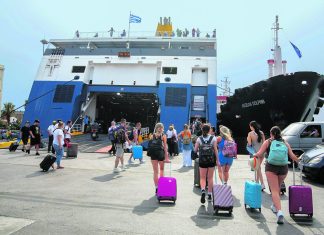 Έτοιμη να σκάσει η φούσκα του τουρισμού – Βατερλό στην εστίαση