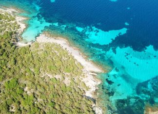 Στην Εύβοια υπάρχει μια παραλία που βρίσκεται μέσα σε κρατήρα