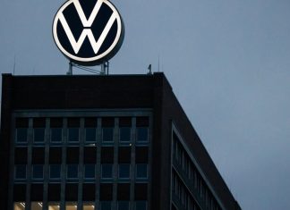 Η VW μειώνει και διακόπτει την παραγωγή σε γερμανικά εργοστάσια ηλεκτρικών οχημάτων