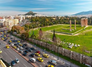 Η Αθήνα ζει με τον θόρυβο: Το κόστος ζωής με υψηλά ντεσιμπέλ και γιατί τα ακουστικά έγιναν μια λύση