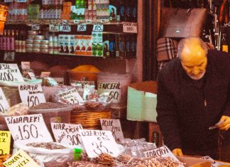 «Το χωράφι έρχεται στο ράφι»: Οι προκλήσεις και τα ρίσκα από την πρόταση Θεοδωρικάκου για τις τιμές παραγωγού