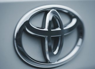 Toyota: Οι δασμοί στις ΗΠΑ “φρενάρουν” την κερδοφορία παρά τις ισχυρές πωλήσεις – Πλήγμα στα λειτουργικά κέρδη