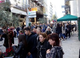 «Ανεβάζει στροφές» η αγορά – Πλημμύρισαν κόσμο τα εμπορικά και τα είδη δώρων