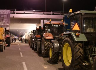 Παραμένει μπλοκαρισμένος ο αυτοκινητόδρομος Ε65 – Το απόγευμα συνεδριάζουν οι αγρότες