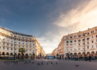 7 πλατείες της Ελλάδας που αφηγούνται την ιστορία της