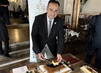 Επίσημη πρώτη για το Δ.Σ. του Επιμελητηρίου Χαλκιδικής με κοπή της πρωτοχρονιάτικης πίτας