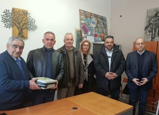 Το Επιμελητήριο Αρκαδίας δίπλα στην εκπαιδευτική κοινότητα: Δωρεά απινιδωτή στο 1ο Εργαστηριακό Κέντρο Τρίπολης