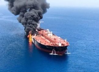 Δεξαμενόπλοιο στις φλόγες έπειτα από πλήγμα κοντά στα Στενά του Ορμούζ