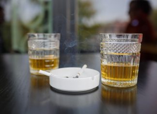 Μπαίνει «Μεγάλος Αδελφός» στην αγορά καπνού και αλκοόλ