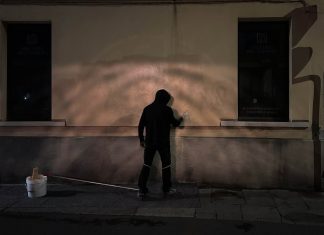 Ghost Pitùr: Ποιος είναι ο «φαντομάς» που τη νύχτα σβήνει τα γκράφιτι από τους τοίχους