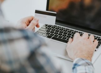 Εφορία: Ελεγκτικό δόκανο για e-shops και μικρές επιχειρήσεις χωρίς ΦΠΑ