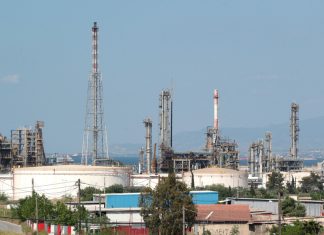 ΔΟΕ: Τα εμπορικά αποθέματα πετρελαίου μειώνονται πολύ γρήγορα