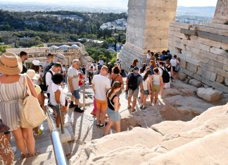 Τουρισμός δύο ταχυτήτων: Περισσότεροι επισκέπτες, μειωμένη παραμονή – Το ρίσκο για τα έσοδα
