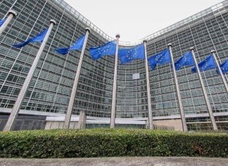 Η Ευρωπαϊκή Επιτροπή αφαιρεί την Ελλάδα από τη λίστα των χωρών με Μακροοικονομικές Ανισορροπίες