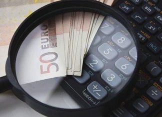 Στα 1.600 ευρώ αυξάνεται το ακατάσχετο όριο στους τραπεζικούς λογαριασμούς