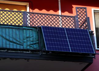 Φωτοβολταϊκά στο μπαλκόνι: Τι αλλάζει για νοικοκυριά και πώς μειώνεται ο λογαριασμός ρεύματος