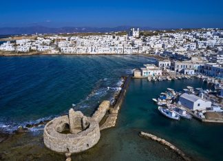 Πάρος: Πώς έγινε ο αγαπημένος προορισμός εφήβων και εικοσάρηδων