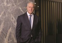 Ο τραπεζίτης που έγινε επενδυτής ποντάρει τώρα στη ναυτιλία