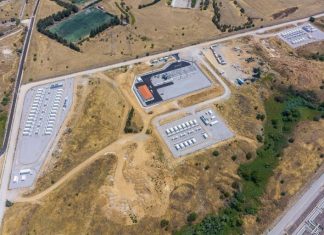 HELLENiQ ENERGY: Γκάζι στις μπαταρίες, καμπανάκι για τις καθυστερήσεις