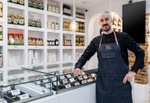 Ο Έλληνας που εκπρoσωπεί τους εμπόρους του Παρισιού